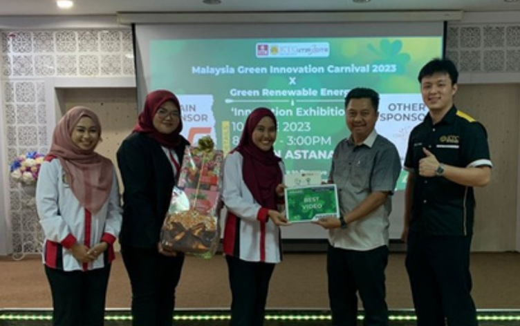 Figure 2: Students from Bachelor of Materials Science (Honours), Department of Physics won the best video award during innovation exhibition at UTM.